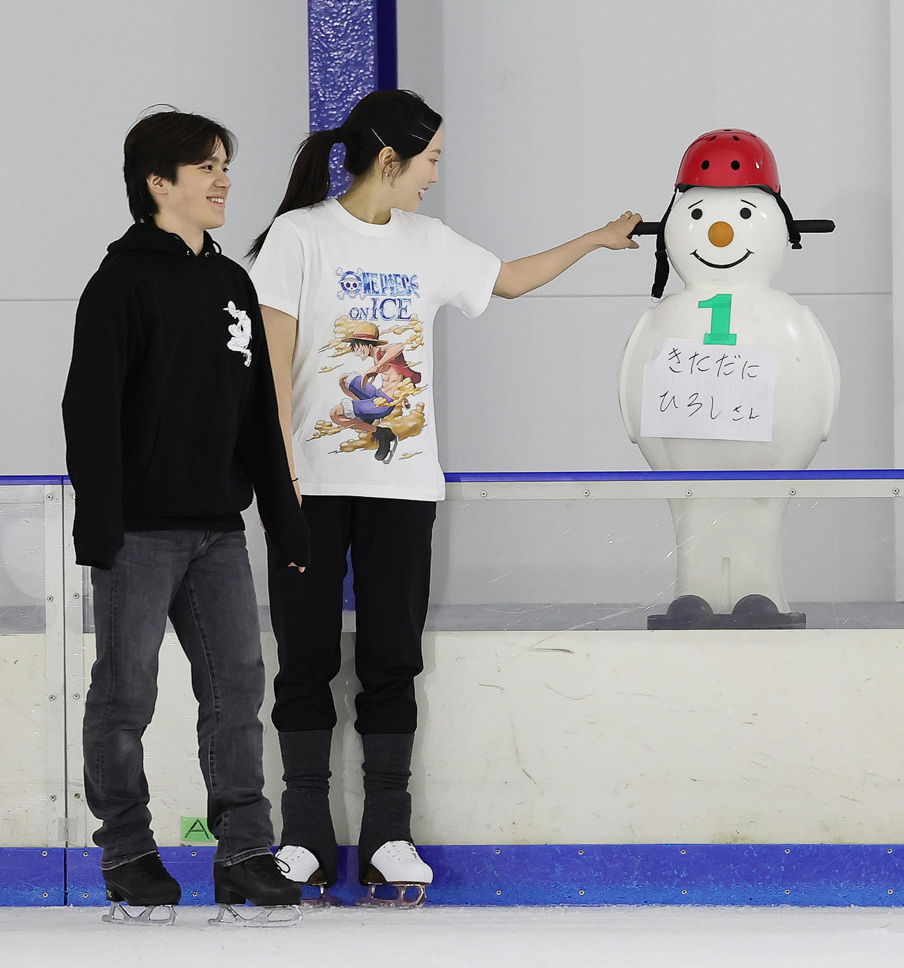 リハーサルを公開し、代役の雪だるまに笑顔を見せる宇野さん（左）と本田真さん（撮影・足立雅史）