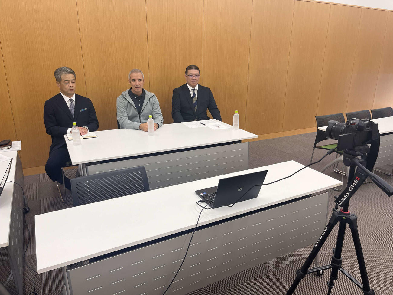 トニー・ジローナ新監督（中央）のオンライン就任会見に出席した日本協会の宮本英範専務理事（左）と荷川取義浩ハイパフォーマンスディレクター（C）JHA