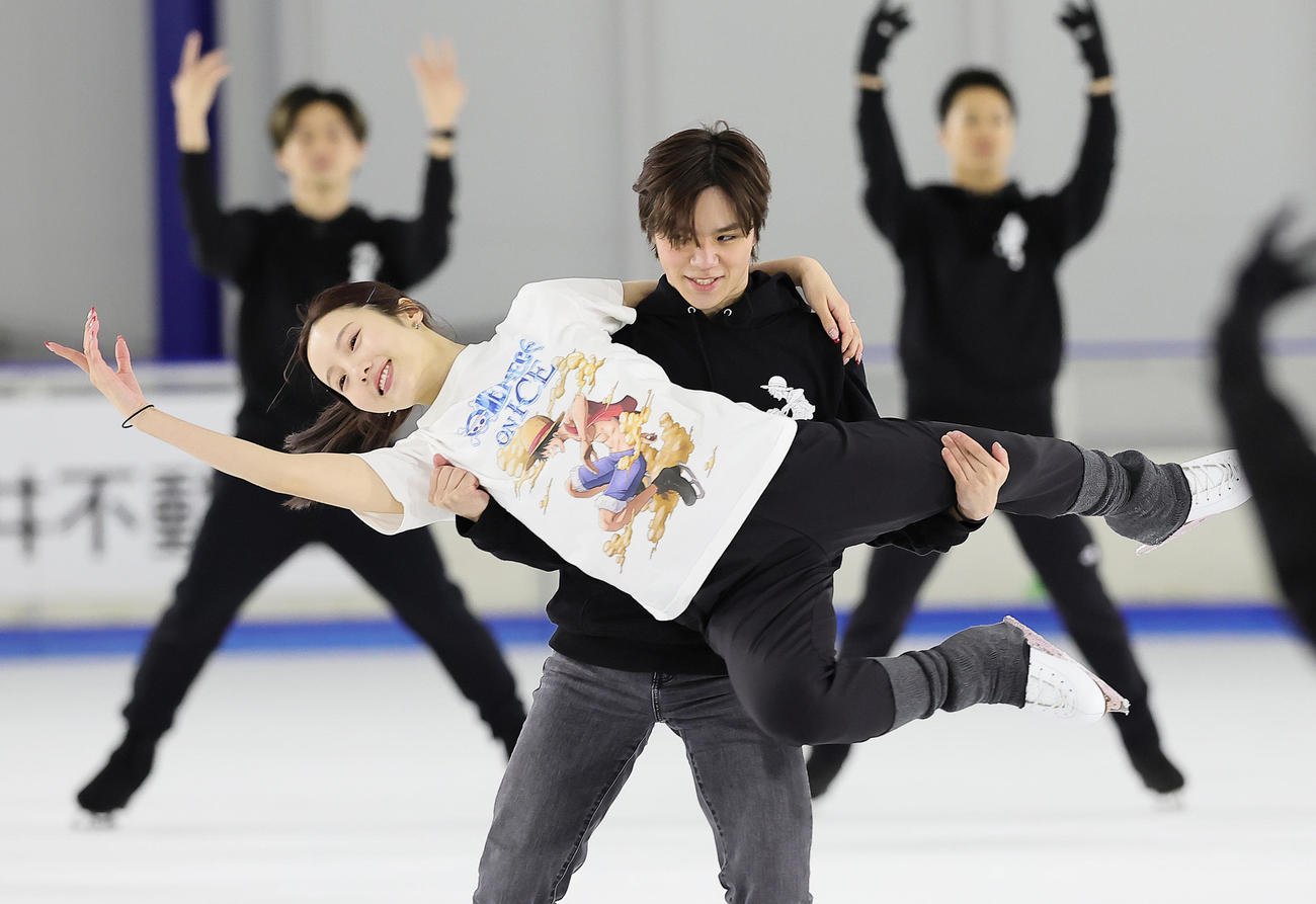 リハーサルを公開した宇野さん（後方）は本田真さんとのリフトを披露する（撮影・足立雅史）