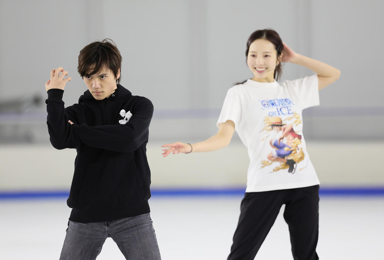 リハーサルを公開し、ポーズを決める宇野さん（左）と本田真さん（撮影・足立雅史）