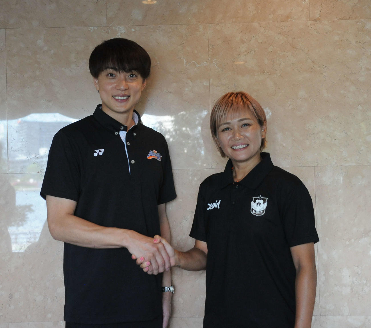 お互いの試合観戦を約束し、握手をする五十嵐（左）と川澄