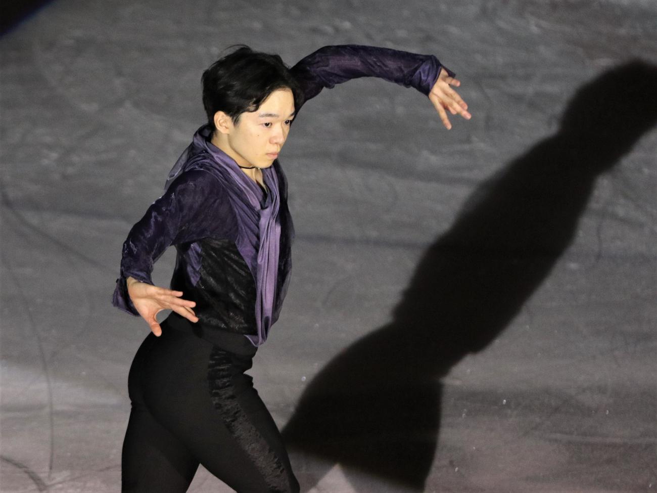 イタリア・ヴァレーゼでのエキシビションで演技を披露するフィギュアスケート男子の鍵山（撮影・藤塚大輔）