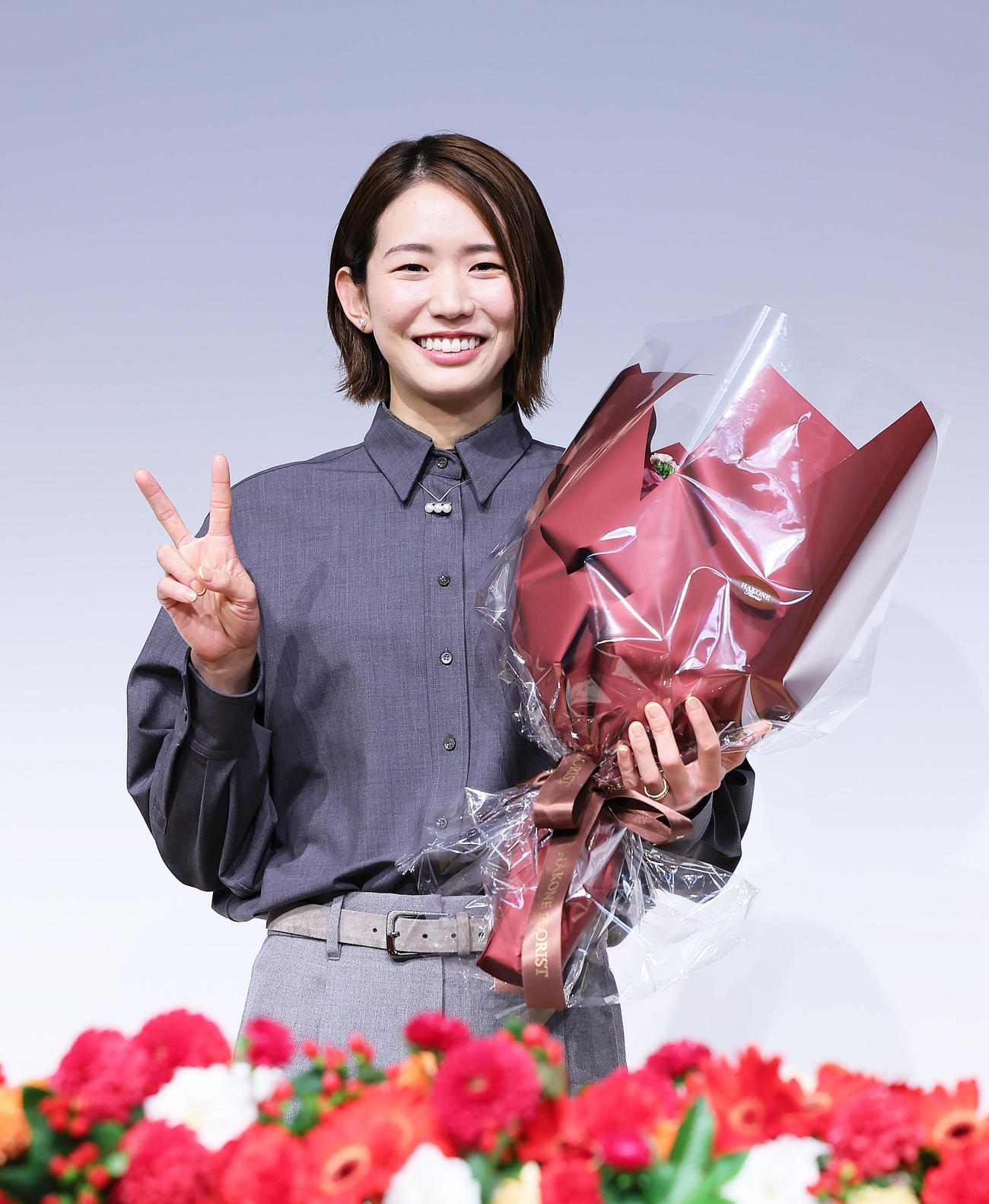 24年8月16日、引退会見を終え、笑顔でピースする古賀紗理那