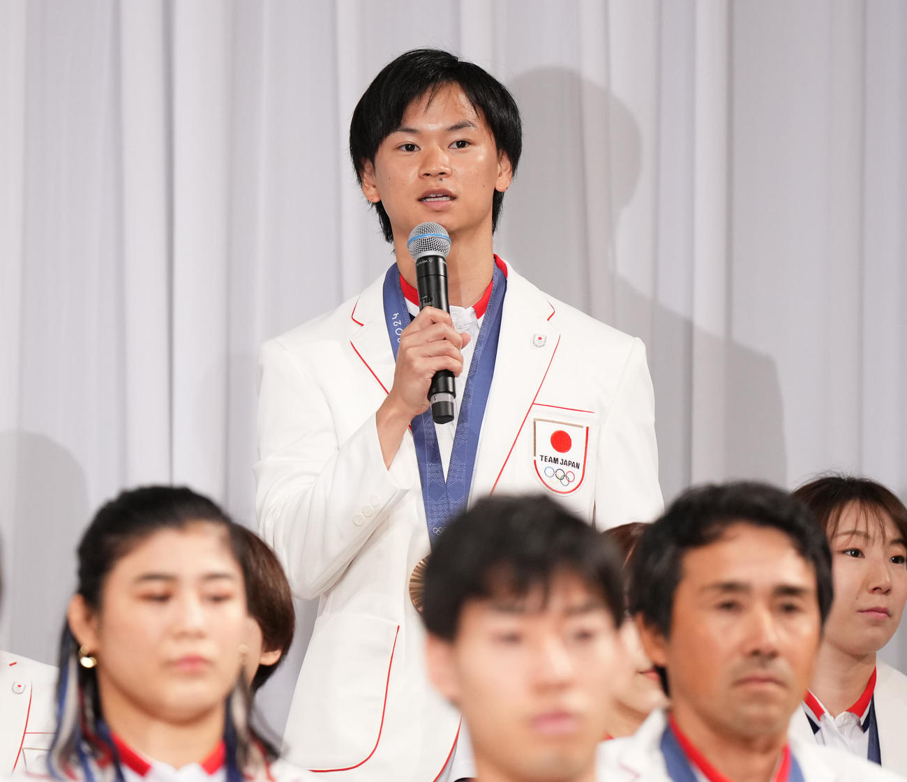 TEAM JAPAN帰国時会見であいさつするバドミントン渡辺（24年8月14日撮影）