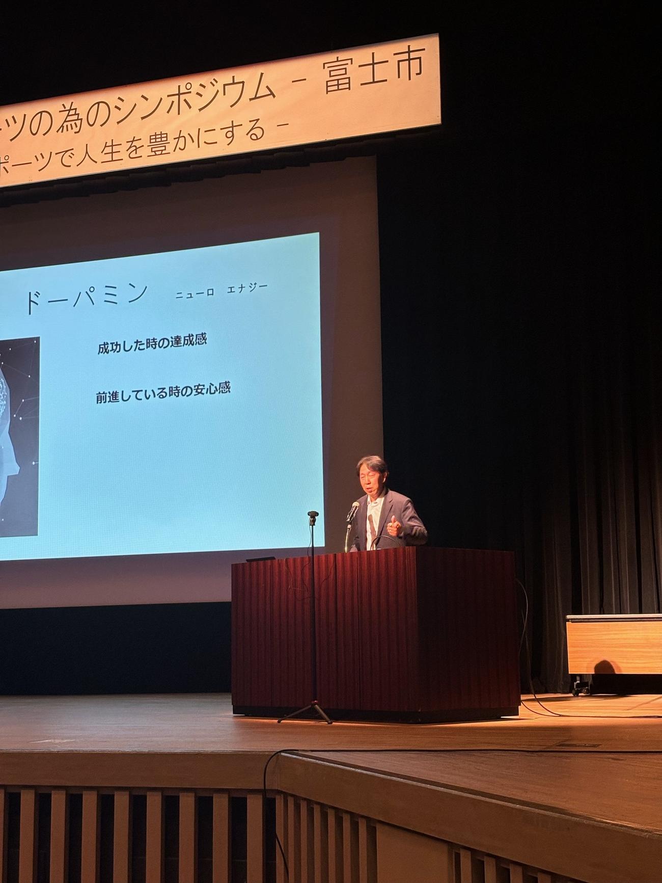 モチベーションやストレスについて医学的な観点から講演する山田知生氏