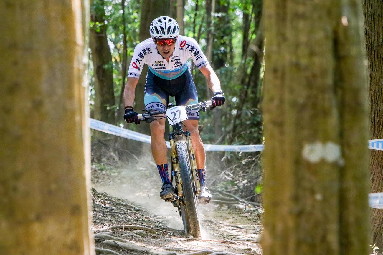 MTBの山本は山間コースを全力で攻める（本人提供）