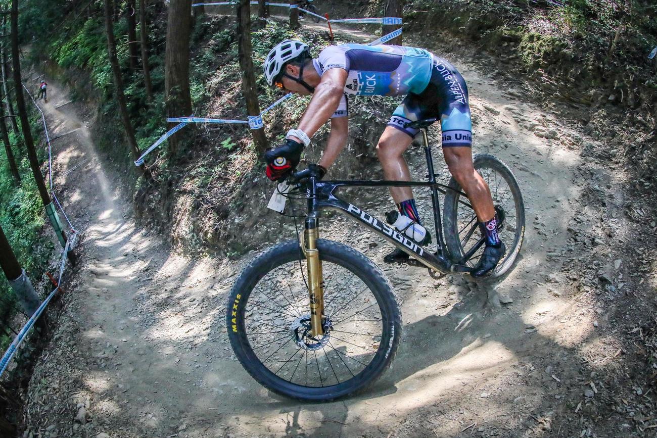 MTBの山本は山中を下る（本人提供）