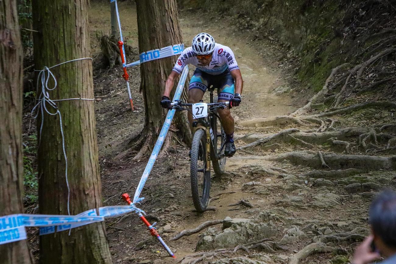 MTBの山本は木の根っこのあるコースを全力で攻める（本人提供）