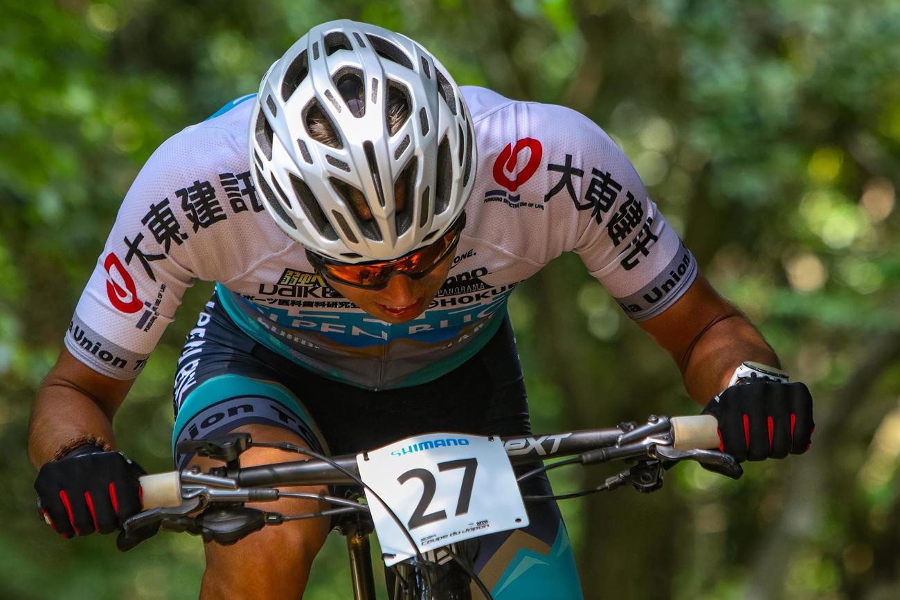 MTBの山本は山中を疾駆する（本人提供）