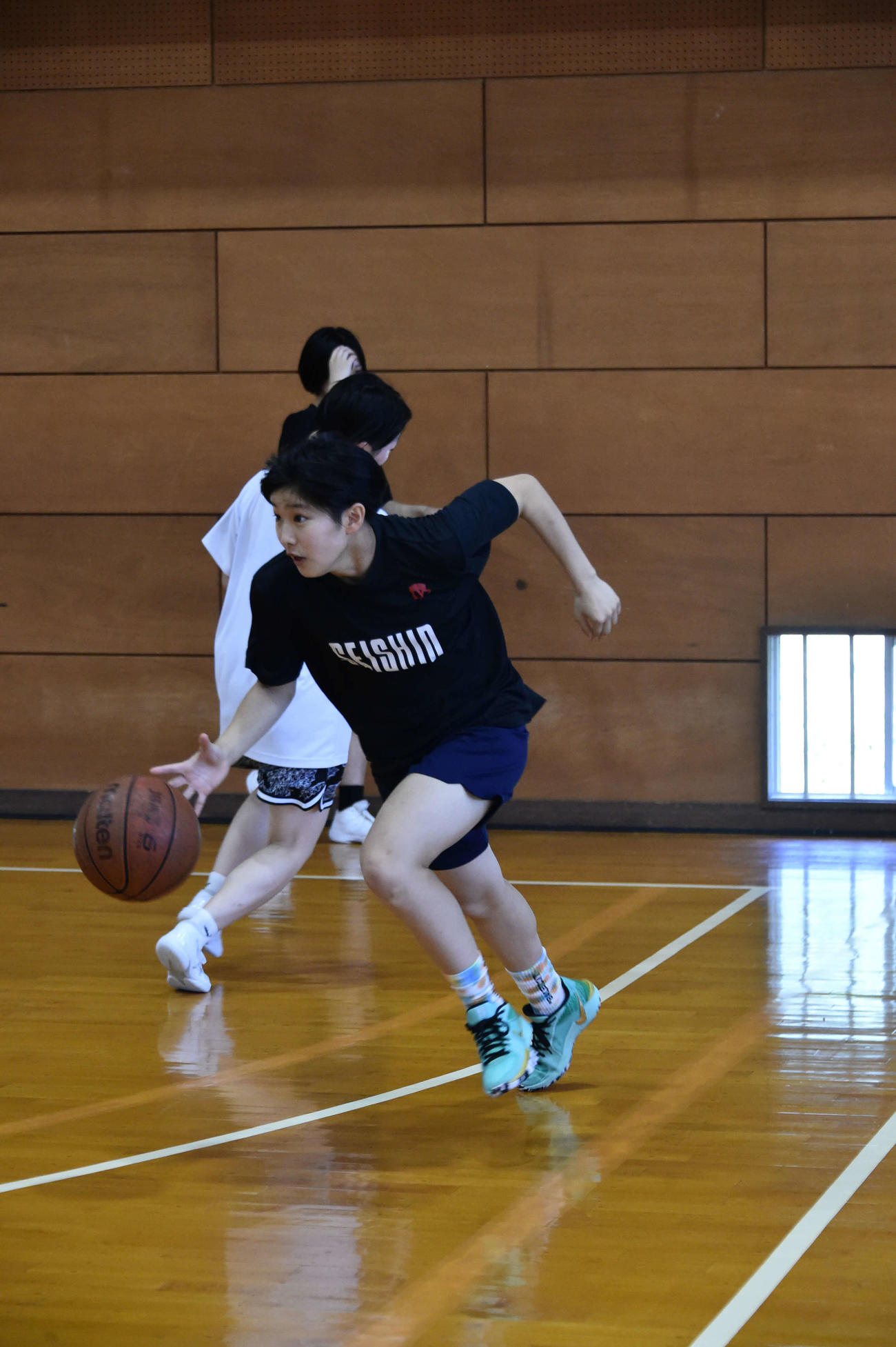 練習中、ドリブルでボールを運ぶ新潟清心女子中・若槻主将