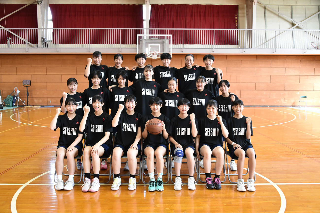 ベスト4を目標にする新潟清心女子中のメンバー