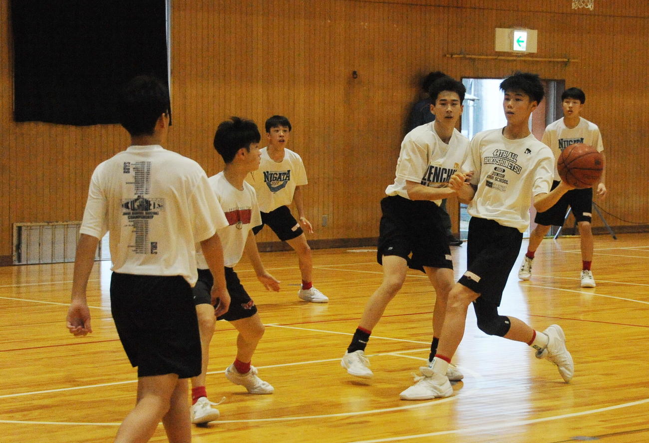 調整する本丸中の男子部員たち（撮影・小林忠）