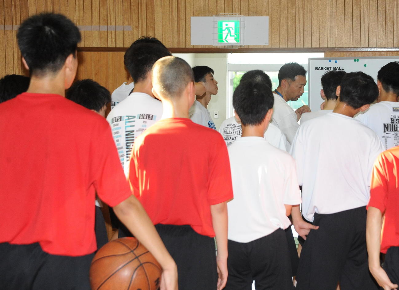 選手を集めて指示を出す本丸中・澁木監督（右奥）（撮影・小林忠）