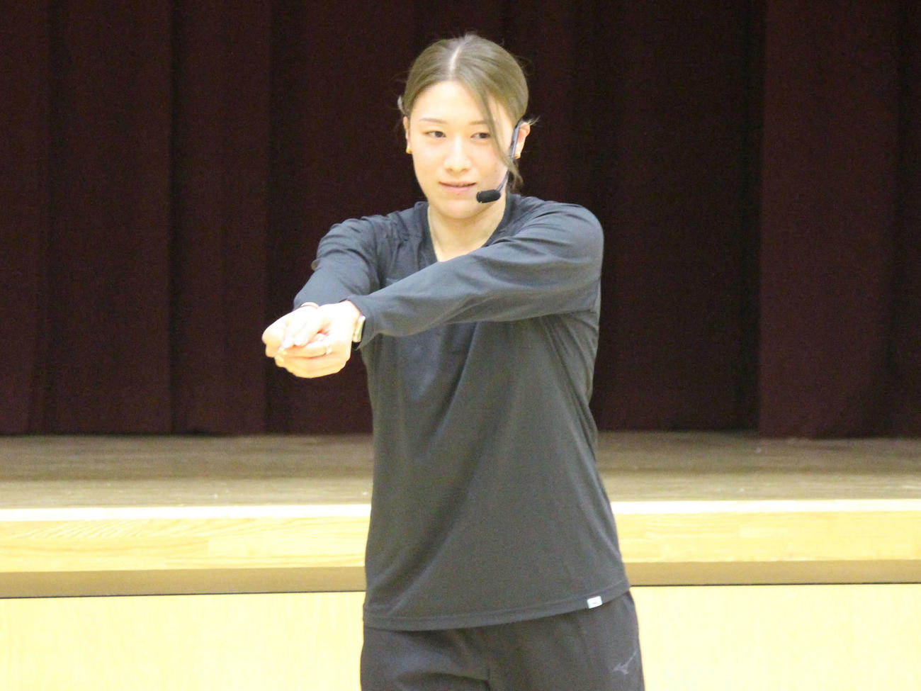 小学生に指導する石川真佑（撮影・勝部晃多）
