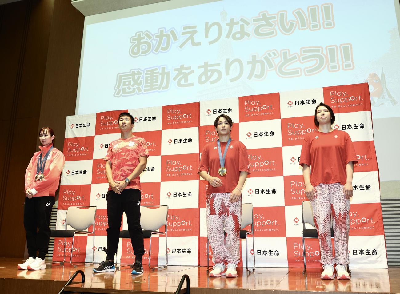 ステージに上がる、左から早田、桐生、出口クリスタ、出口ケリー（撮影・河田真司）