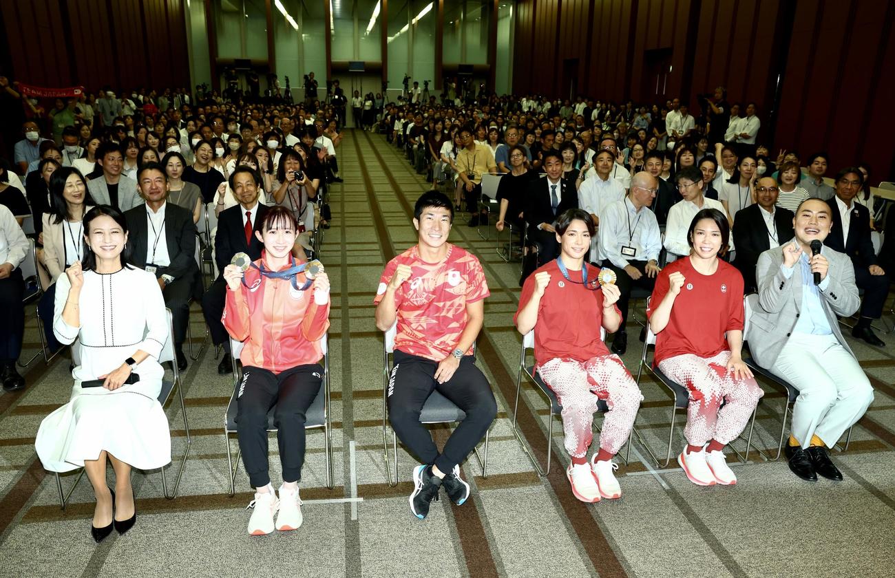 パリ五輪チームニッセイ報告会で写真に納まる、手前左から1人おいて、早田、桐生、出口クリスタ、出口ケリー。左は馬場アナウンサー、右はハナコの岡部大（撮影・河田真司）
