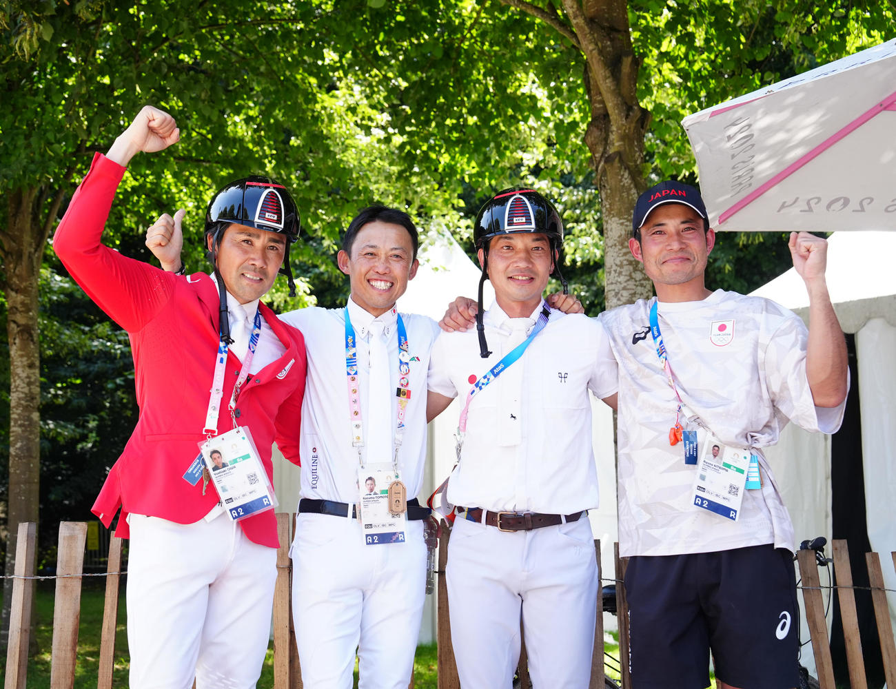 総合馬術団体で銅メダルを獲得し写真に納まる日本代表選手たち。左から2人目が戸本一真