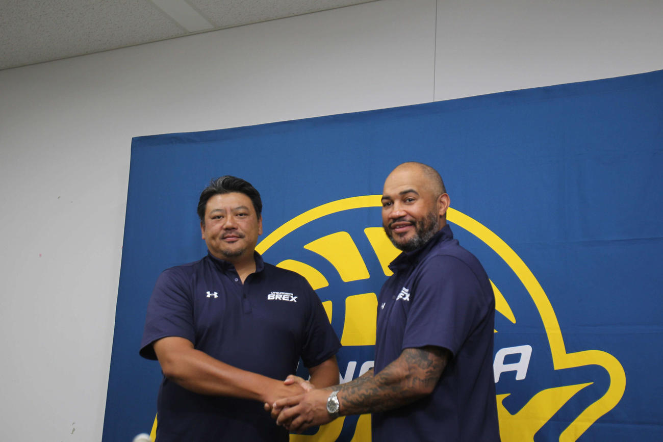 就任会見に臨んだ宇都宮のケビン・ブラスウェルヘッドコーチ（右）は鎌田GMと握手（撮影・沢田啓太郎）