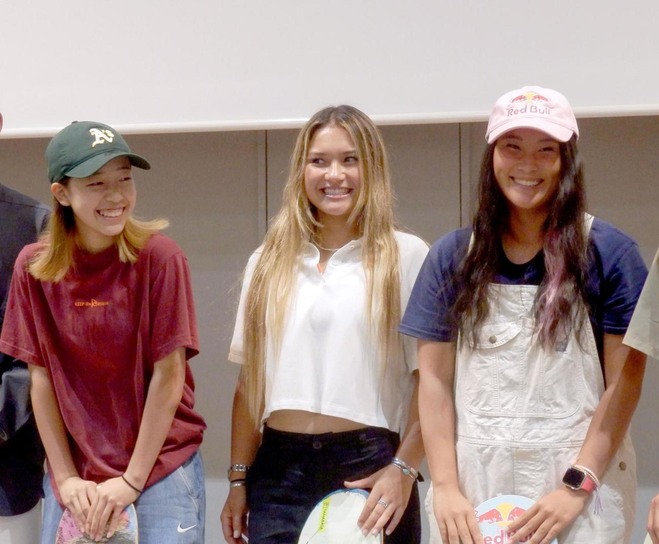 記者会見後、写真撮影に応じるスケートボード女子の（左から）吉沢恋、スカイ・ブラウン、四十住さくら（共同）