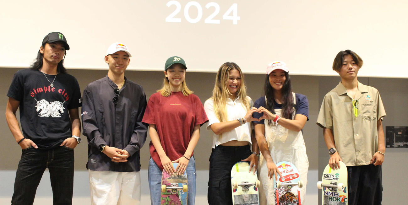 Xゲーム千葉大会の会見に出席した（左から）芝田モト、中村輪夢、吉沢恋、スカイ・ブラウン、四十住さくら、永原悠路（撮影・勝部晃多）