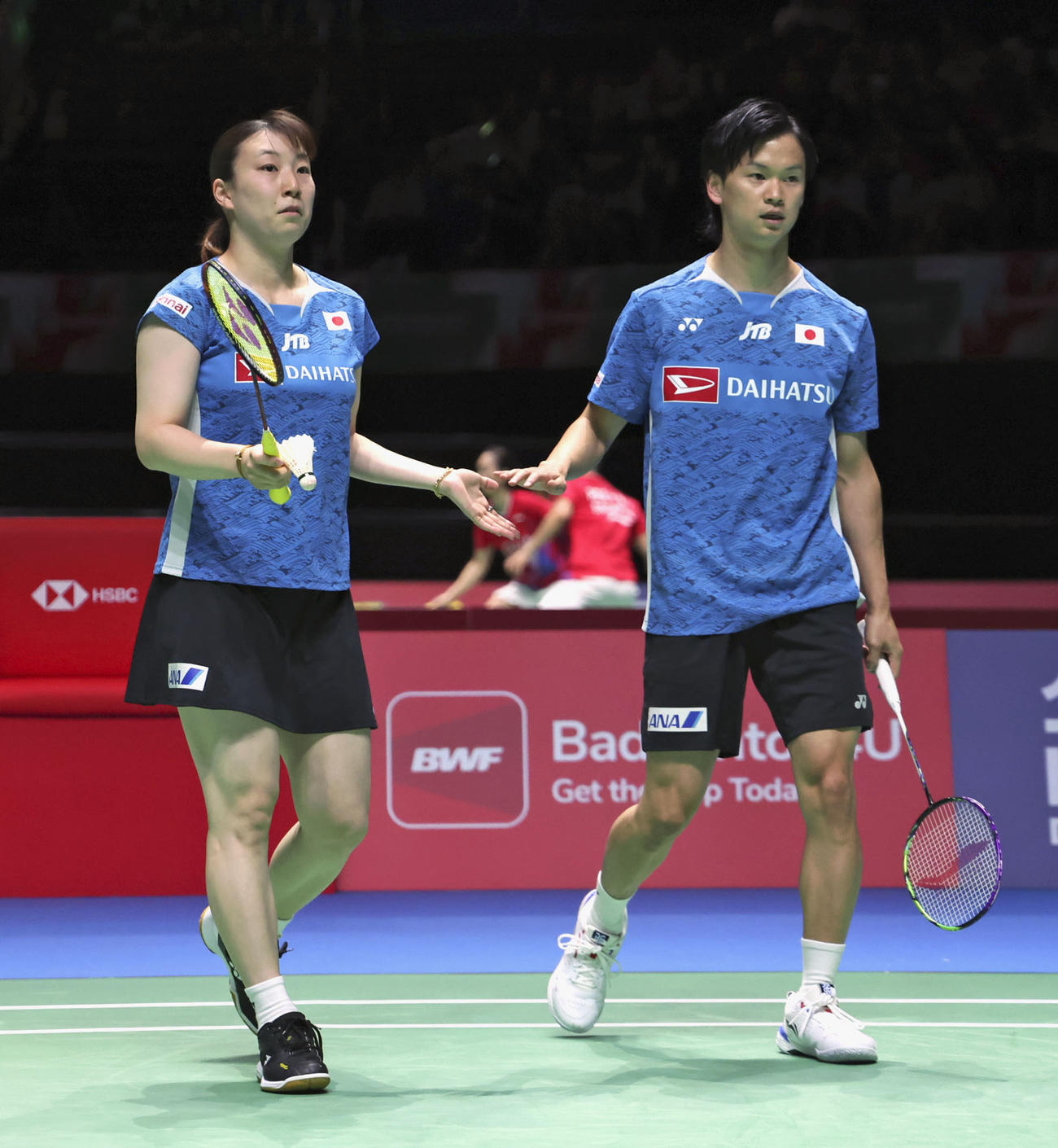 混合ダブルス1回戦でポイントを奪いタッチを交わす渡辺勇大（右）、東野有紗組（共同）