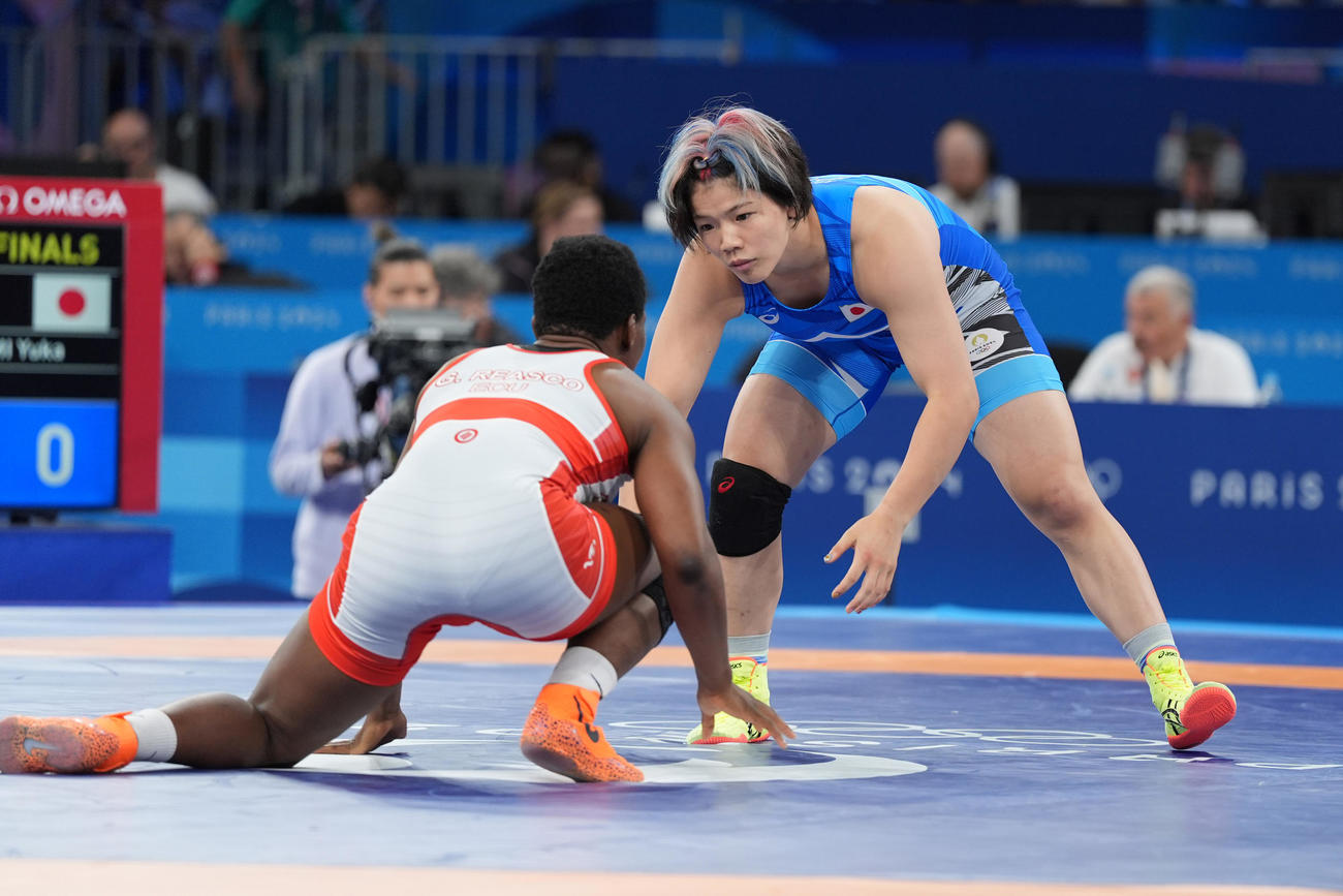 10日、レスリング女子フリースタイル76キロ級1回戦に臨む鏡優翔（撮影・パオロ　ヌッチ）