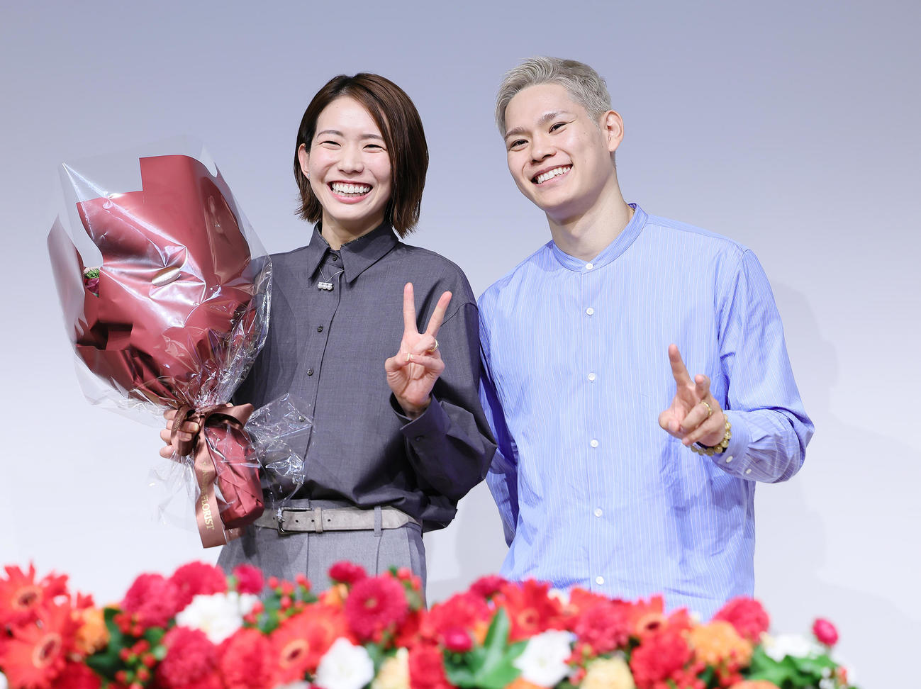 24年8月16日、引退会見を終えた古賀紗理那（左）は夫の西田有志との記念撮影に笑顔