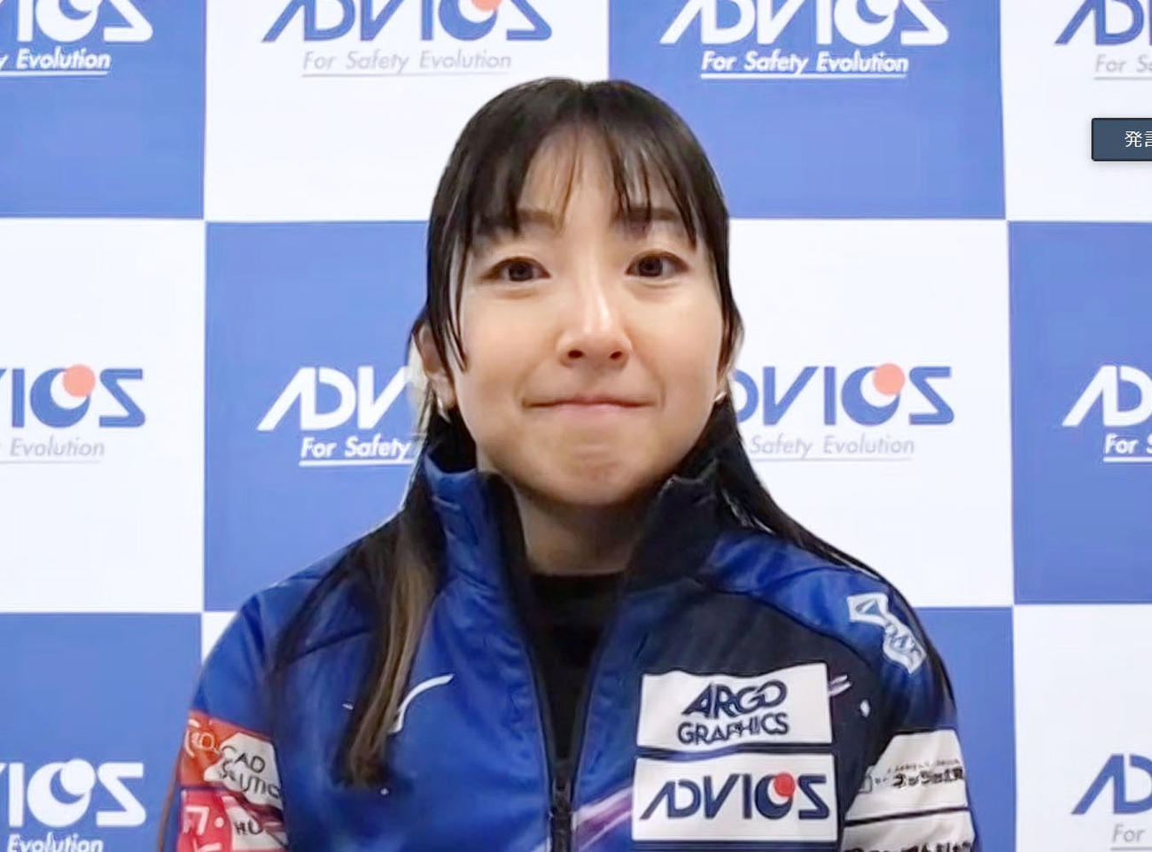 今季の初戦を終え、取材に応じるロコ・ソラーレの藤沢五月（共同）