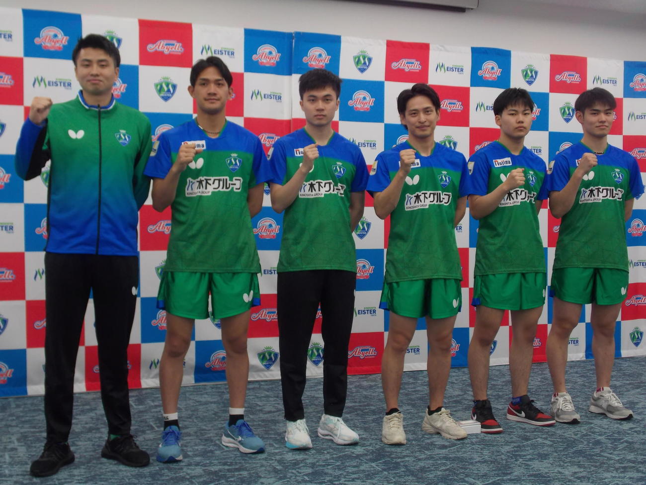 Tリーグ男子開幕に向けてポーズを決めた東京の松島輝空（右から2人目）、大島祐哉（同3人目）ら（撮影・松本航）