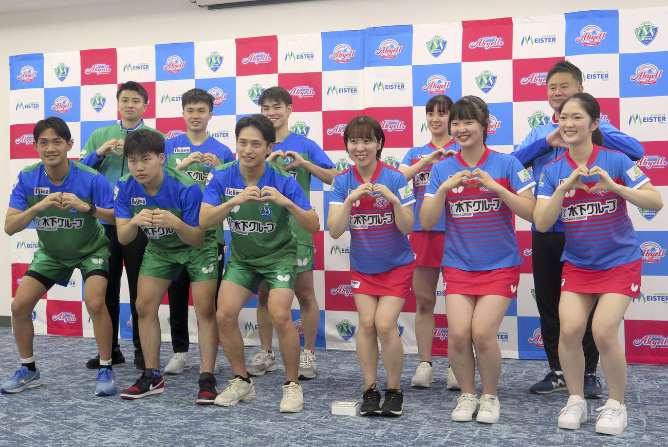 卓球Tリーグの開幕を前に、記者会見でポーズをとる張本美和（前列右から2人目）、平野美宇（同3人目）ら（共同）