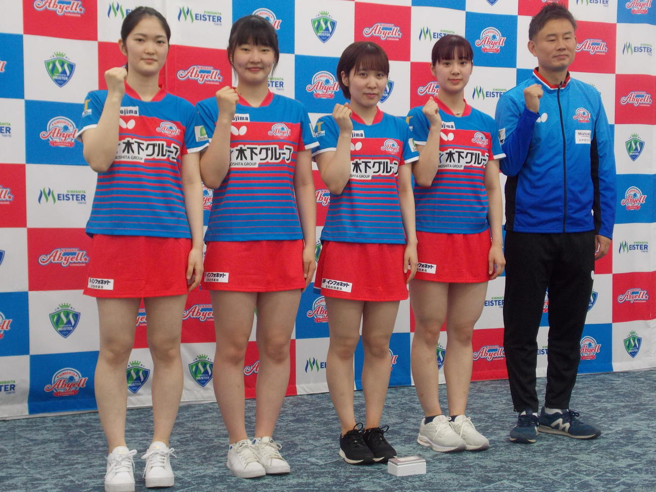 Tリーグ女子開幕に向けてポーズを決めた神奈川の右から中沢鋭監督、長崎美柚、平野美宇、張本美和、木原美悠（撮影・松本航）