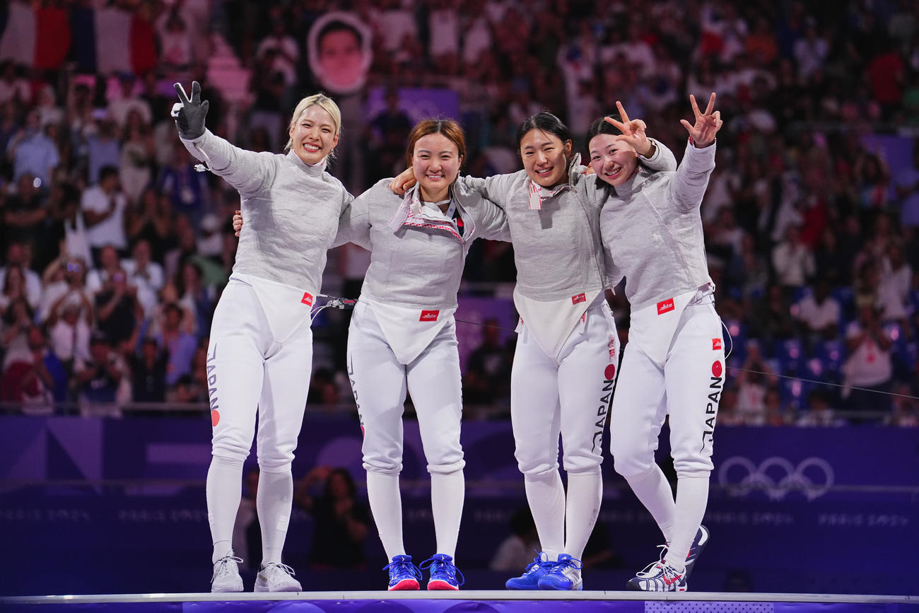 銅メダルを決め笑顔で写真に納まる日本の選手たち。左から江村、尾崎、福島、高嶋（2024年8月3日撮影）