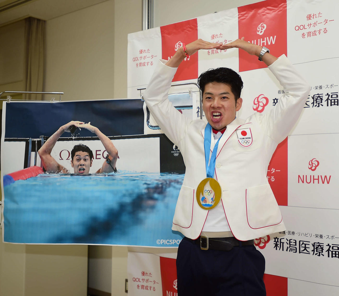 ゴリラポーズを披露する水沼