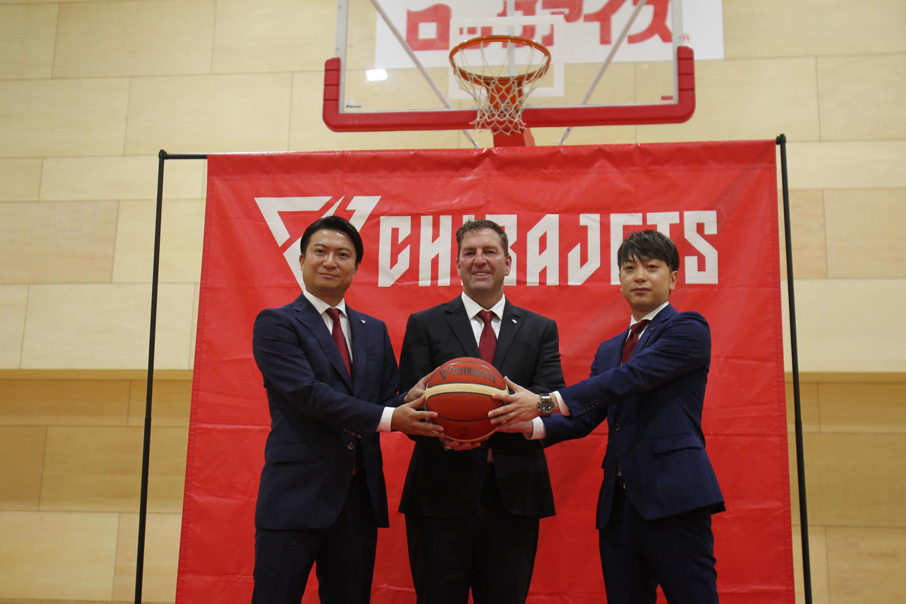 就任会見に望んだ千葉Jのトレバー・グリーソン新監督（中央）。左は田村征也社長、右は池内勇太GM（撮影・沢田啓太郎）