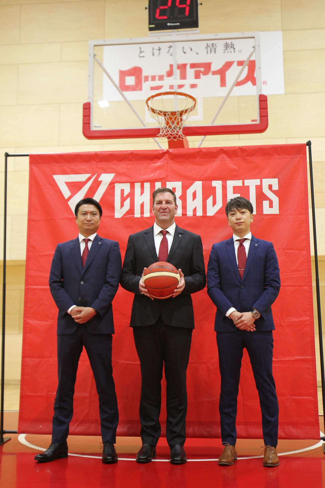 就任会見に望んだ千葉Jのトレバー・グリーソン新監督（中央）。左は田村征也社長、右は池内勇太GM（撮影・沢田啓太郎）