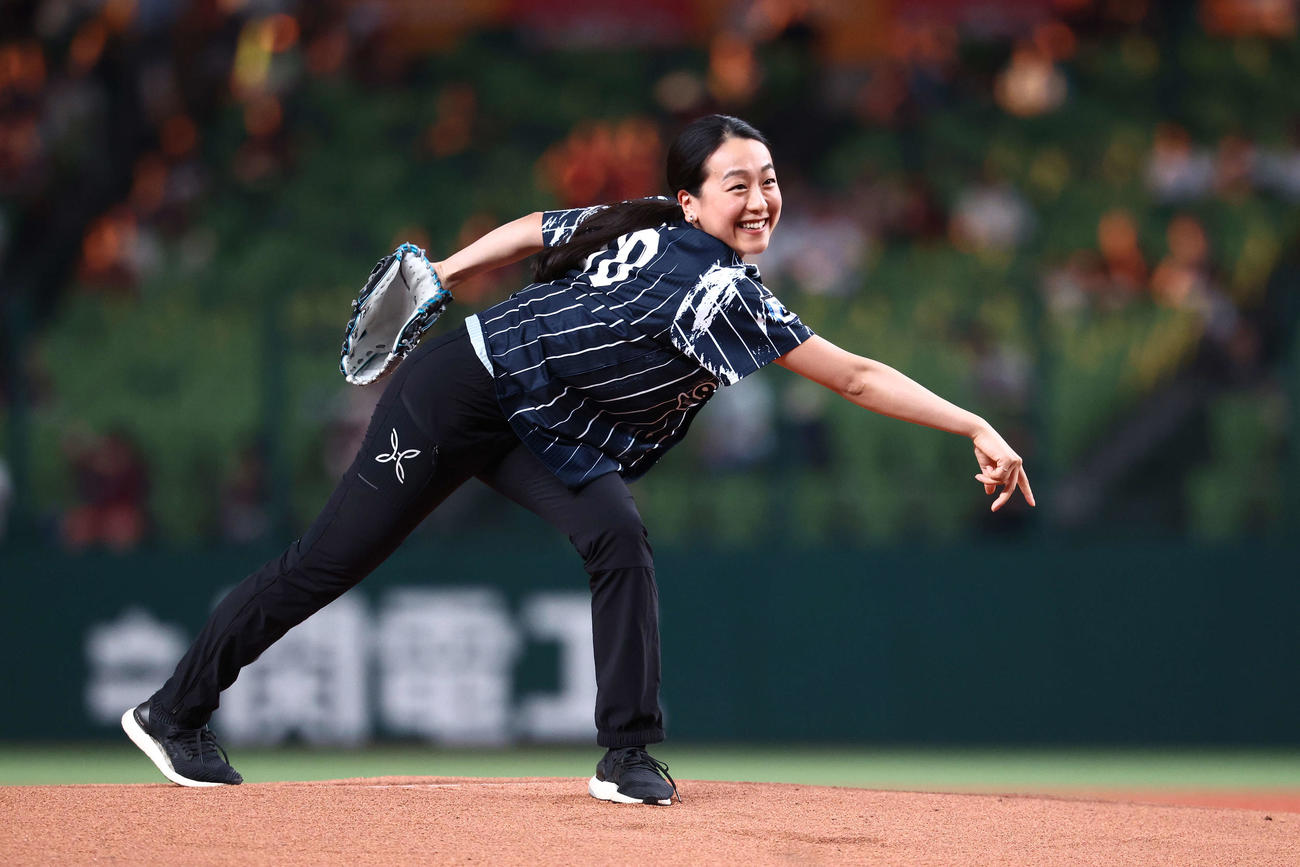 西武対楽天　開始前、始球式を務める浅田真央さん（撮影・河田真司）