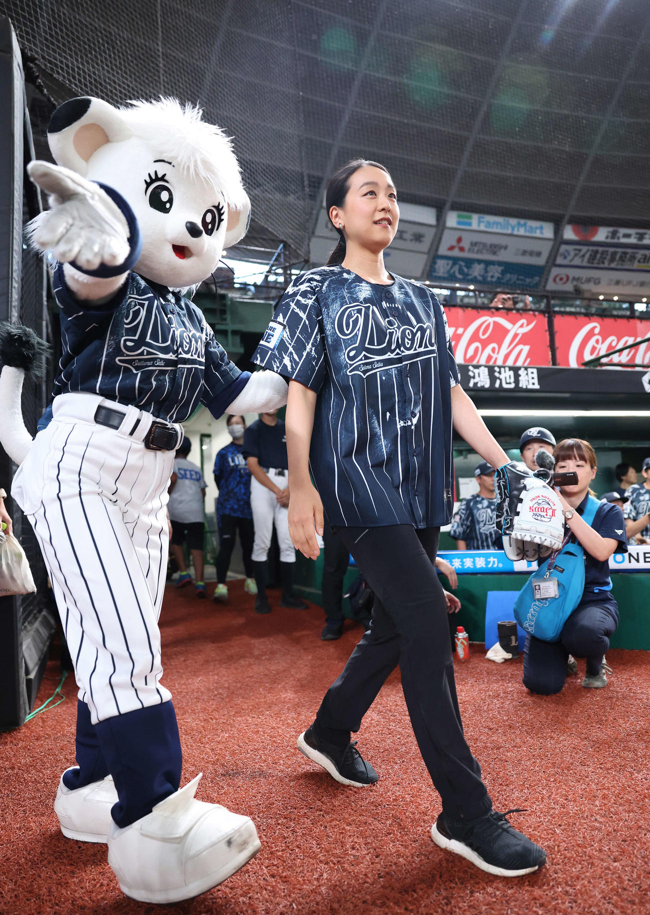 西武対楽天　開始前、入場する浅田真央さん（撮影・河田真司）