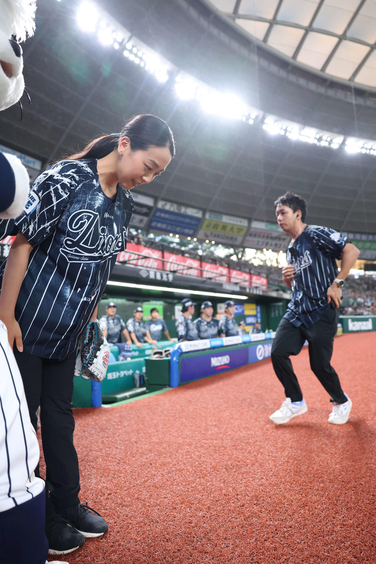 西武対楽天　開始前、一礼する浅田真央さん（撮影・河田真司）
