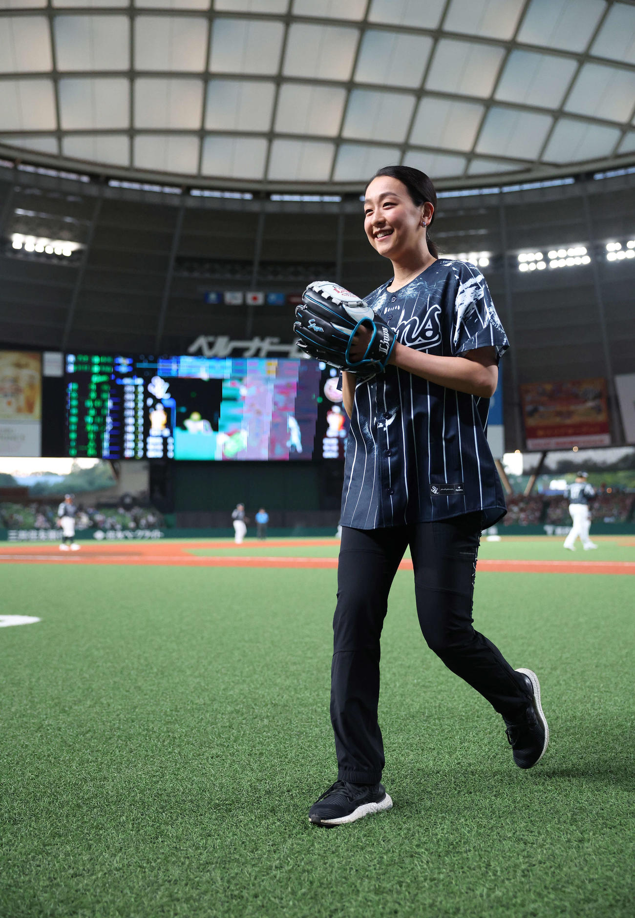 西武対楽天　開始前、始球式を終える浅田真央さん（撮影・河田真司）