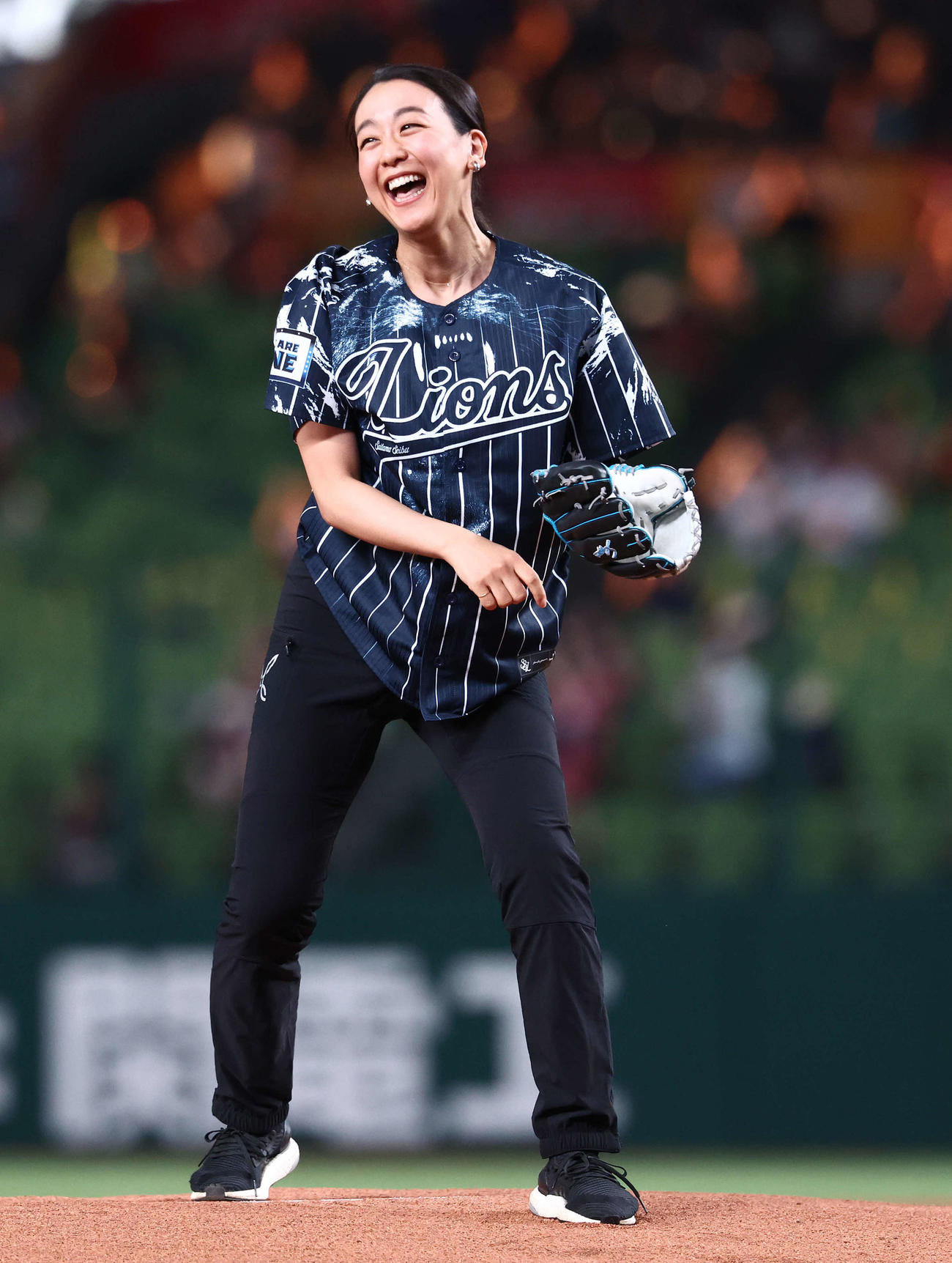 西武対楽天　開始前、始球式を務める浅田真央さん（撮影・河田真司）