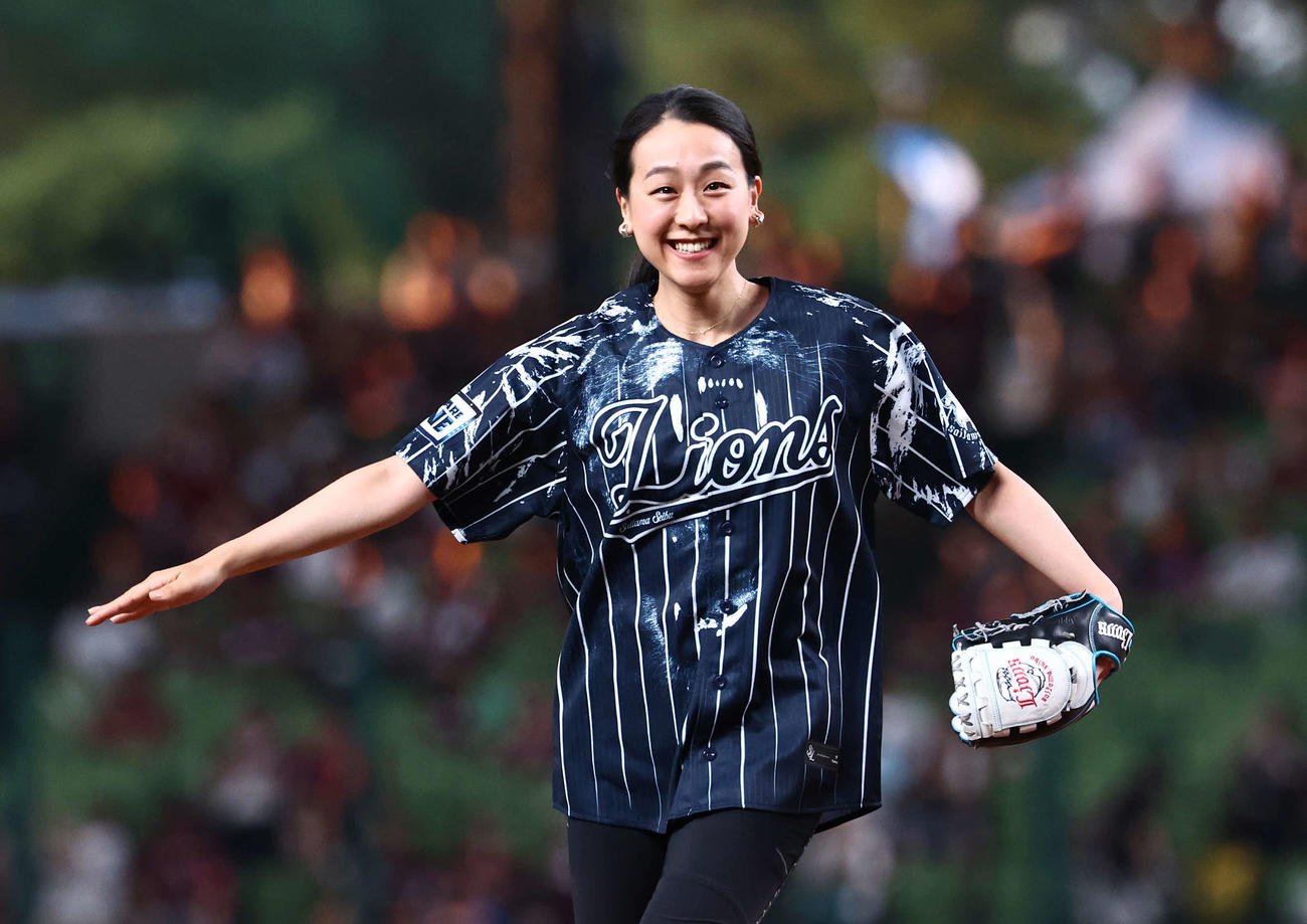 西武対楽天　開始前、始球式を務めた浅田真央さん（撮影・河田真司）