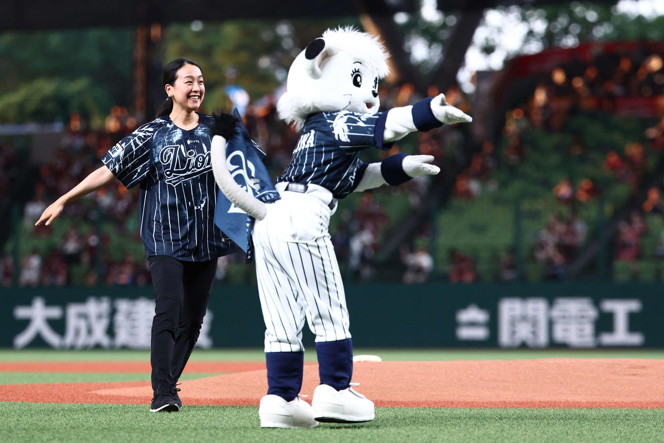 西武対楽天　開始前、始球式を務めた浅田真央さん（撮影・河田真司）