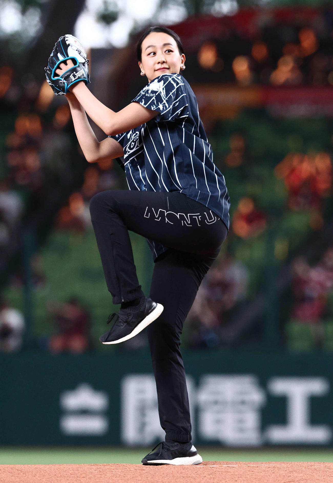 西武対楽天　開始前、始球式を務める浅田真央さん（撮影・河田真司）