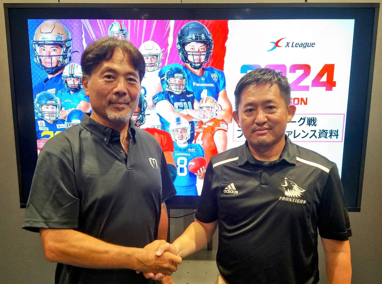 アメリカンフットボールXリーグX1SUPER中地区の開幕戦で対戦する富士フイルム海老名の朝倉孝雄監督（左）と富士通の山本洋ヘッドコーチ（撮影・木下淳）