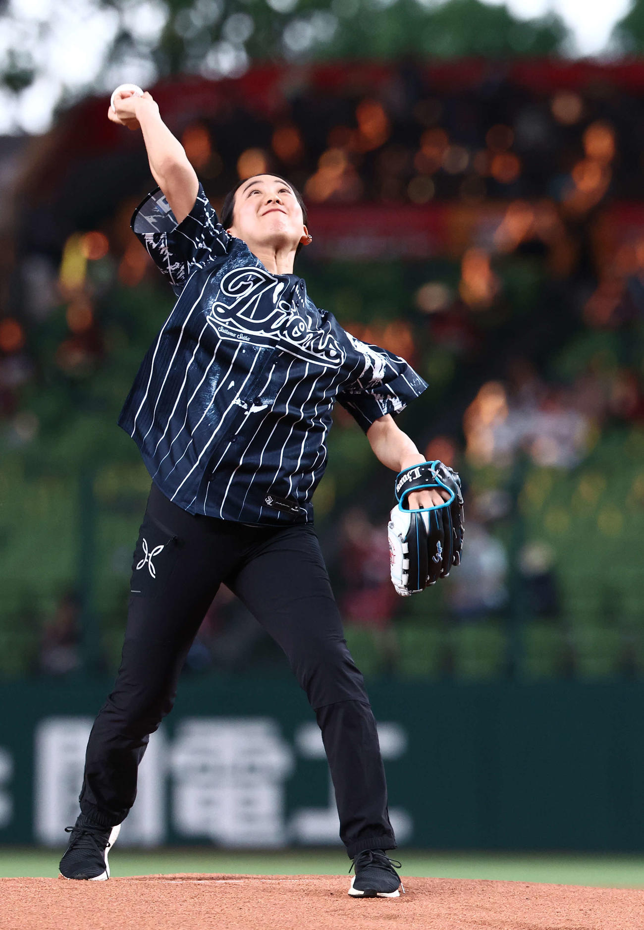 西武対楽天　開始前、始球式を務める浅田真央さん（撮影・河田真司）