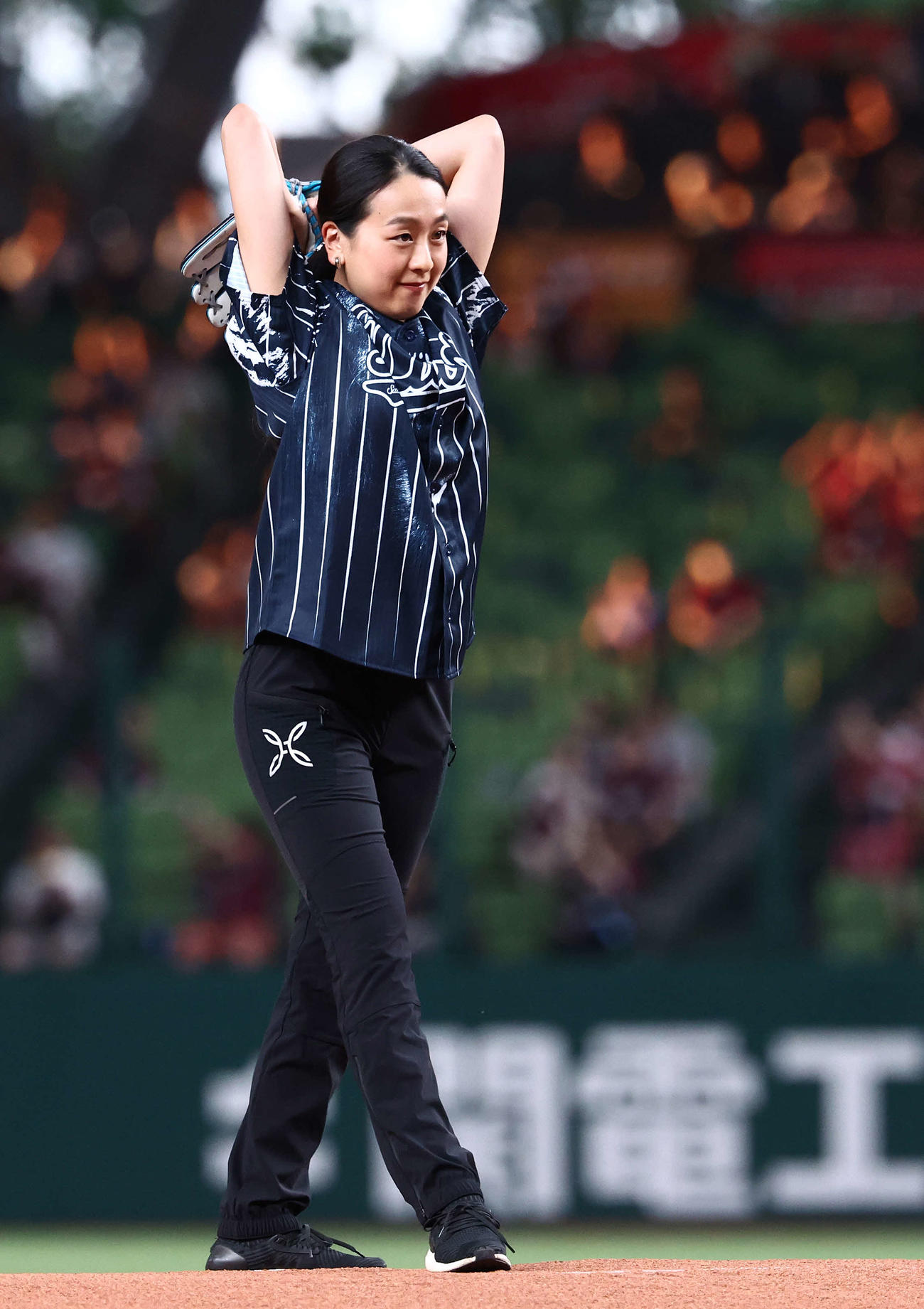 西武対楽天　開始前、始球式を務める浅田真央さん（撮影・河田真司）