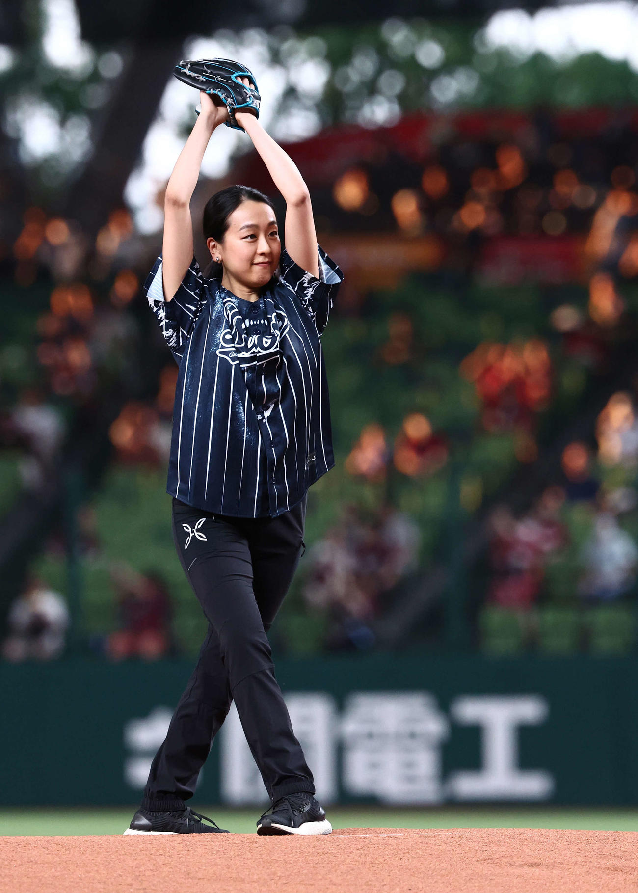 西武対楽天　開始前、始球式を務める浅田真央さん（撮影・河田真司）