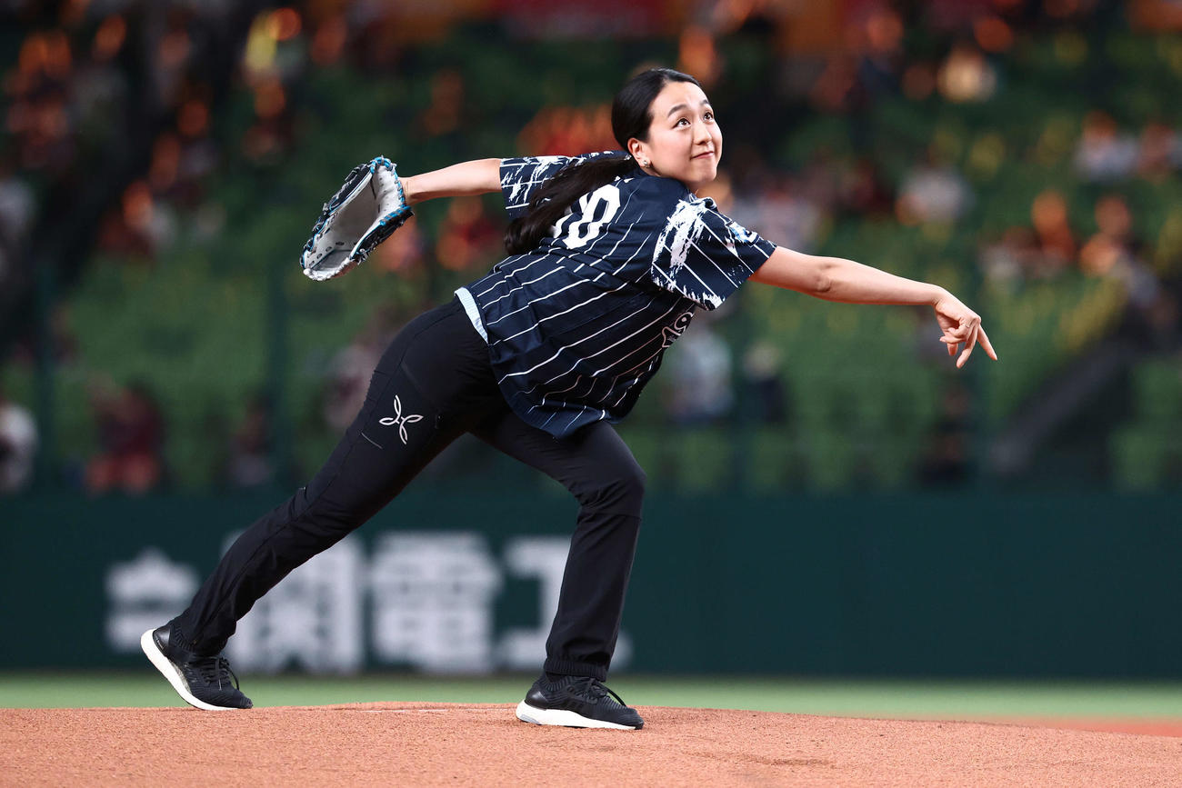 西武対楽天　開始前、始球式を務める浅田真央さん（撮影・河田真司）