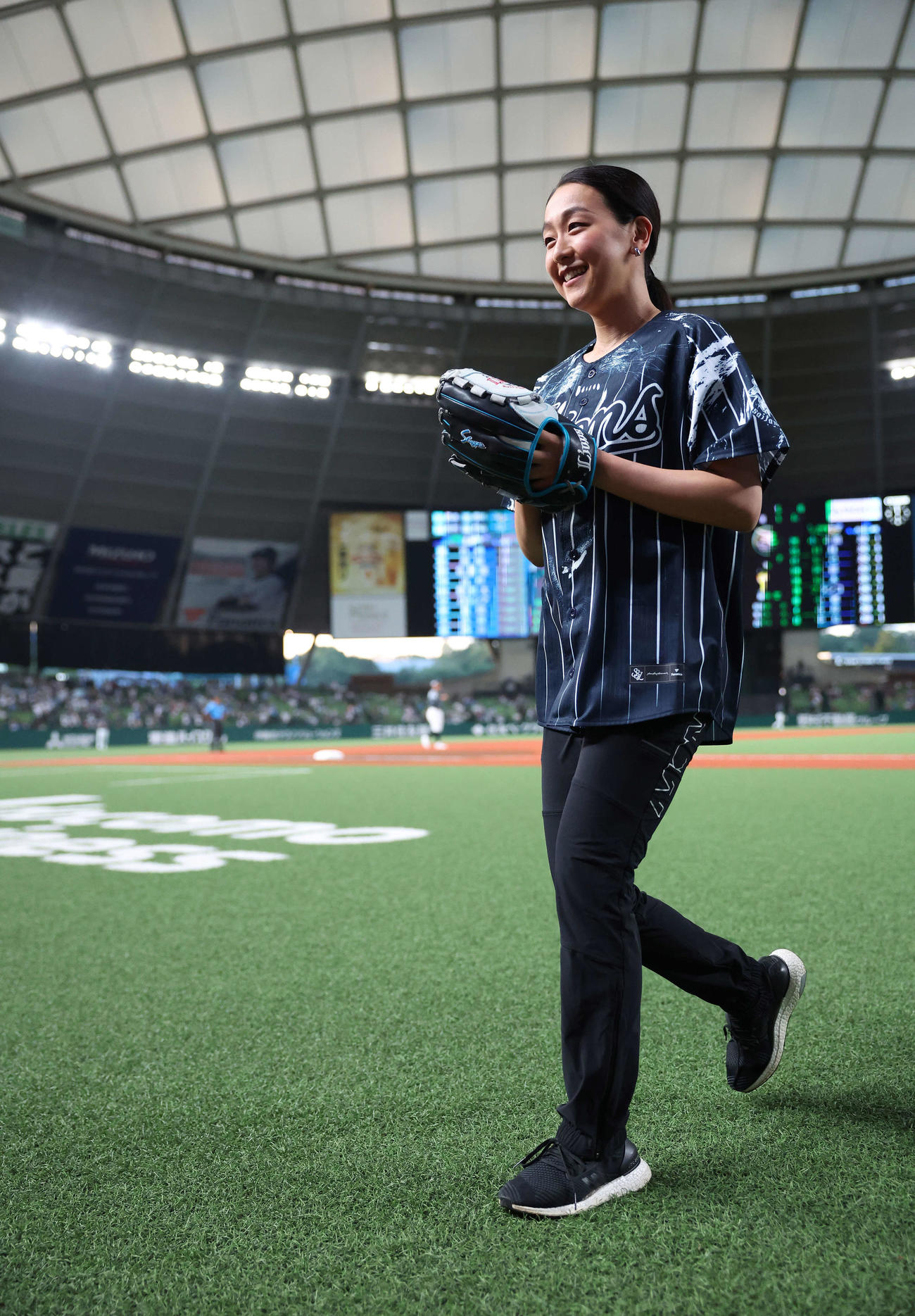 西武対楽天　開始前、始球式を終える浅田真央さん（撮影・河田真司）