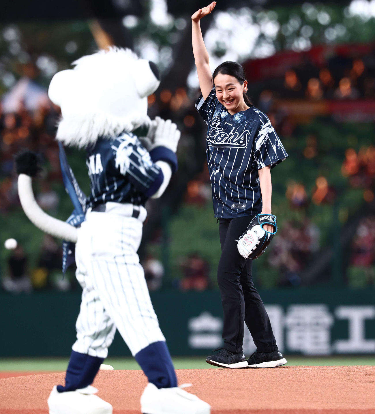 西武対楽天　開始前、始球式を務めた浅田真央さん（撮影・河田真司）
